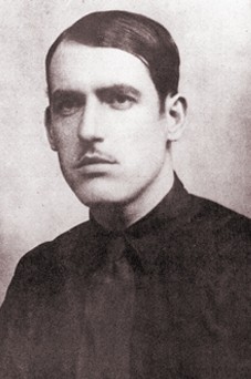 Ramiro Ledesma Ramos, con camisa negra y corbata roja, en 1931. 