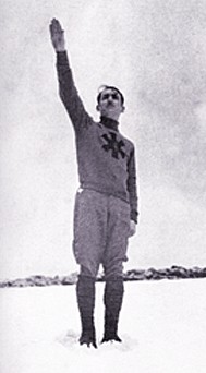 Ramiro Ledesma Ramos en la sierra de Guadarrama con un jersey amarillo y la garra solar (marzo de 1931). 